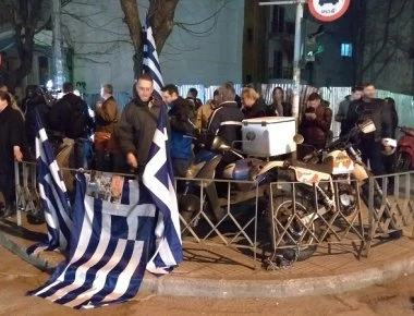 Συγκέντρωση έξω από το τουρκικό προξενείο στην Θεσσαλονίκη για τους Έλληνες στρατιωτικούς (φωτό, βίντεο)